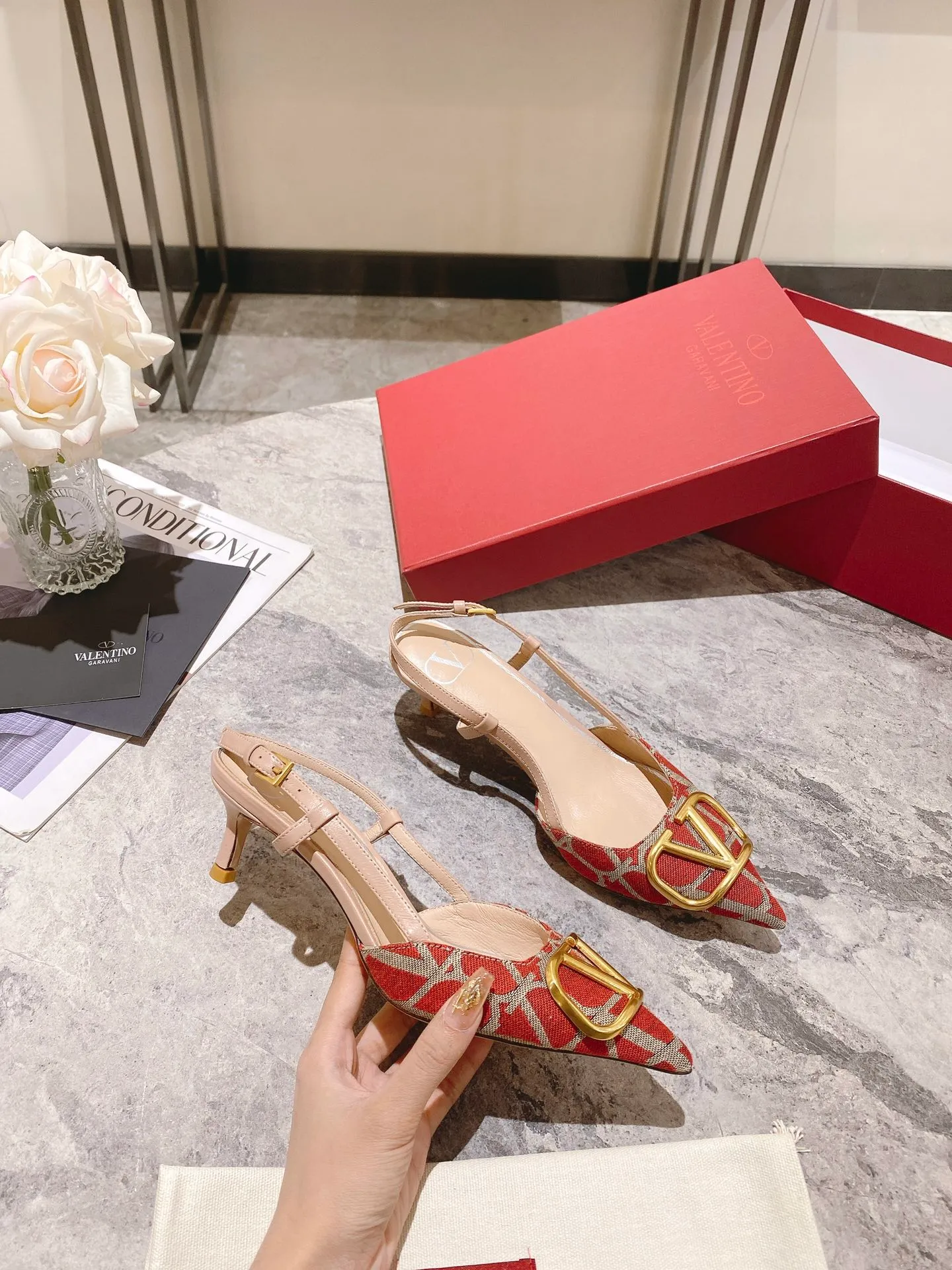 👟👟Ex-factory price 440👟👟 Genuine leather sole +40 Top version 𝑉𝐴𝐿𝐸𝑁𝑇𝐼𝑁𝑂 Valentino 2023 spring and summer new women's 5⃣️color empty back sandals The unique [V logo fabric printing pattern] brings out a full sense of high-end, and the new season will live up to expectations! Worth buying★Absolutely high-grade❥Original method, Absolutely sensual❥Elegant style, creating a different feeling, simple and elegant style!  Code number: 35-41 (34-42 customized) Fabric: Fabric printed cloth Lining: Sheepskin lining Heel height: 3 options 5cm-8cm-10cm Leather outsole Rubber outsole